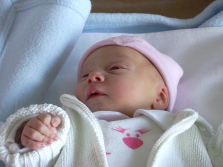 Bonjour tout le monde, je m'appelle Inès je suis née le 01 mars 2006, je pése 2,740kg, je mesure 46,5 cm. Une vrais petite crevette!