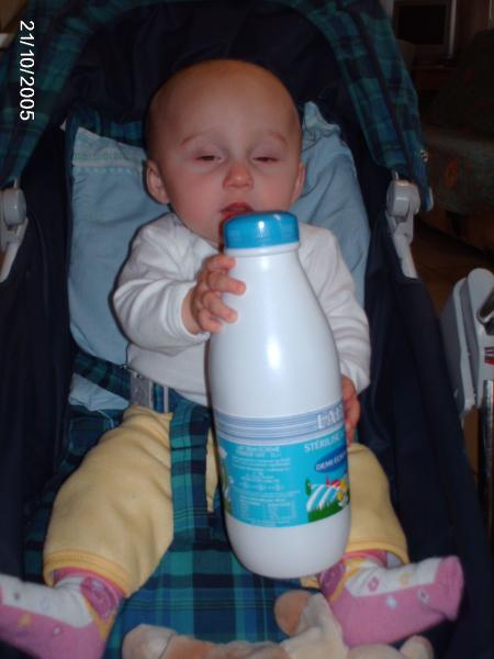 J'ai faim! je crois que mamie s'est tromper de lait celui-ci n'est pas le mien