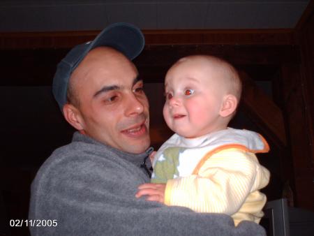 Je vous présente mon papa, Jérôme, il est trop chou avec moi... Regardez il en a plein ses yeux quand il me regarde! Je t'aime papa!